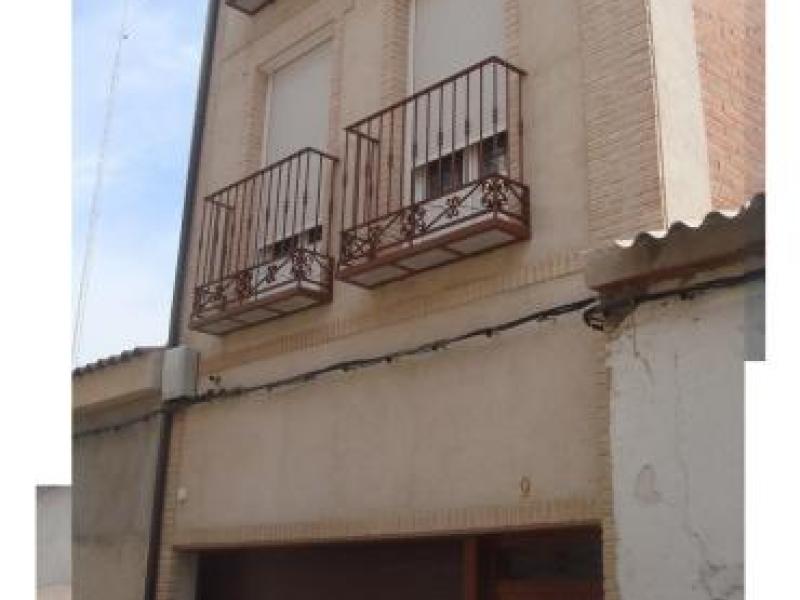 Edificio de dos viviendas, garajes y piscina