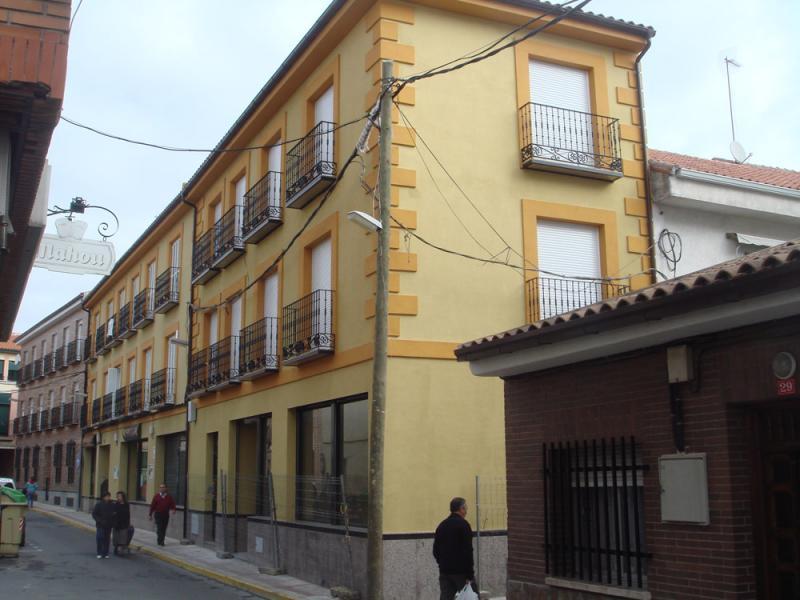 Demolici�n de edificaci�n existente y sustituci�n por edificio de dos viviendas, local comercial y garaje