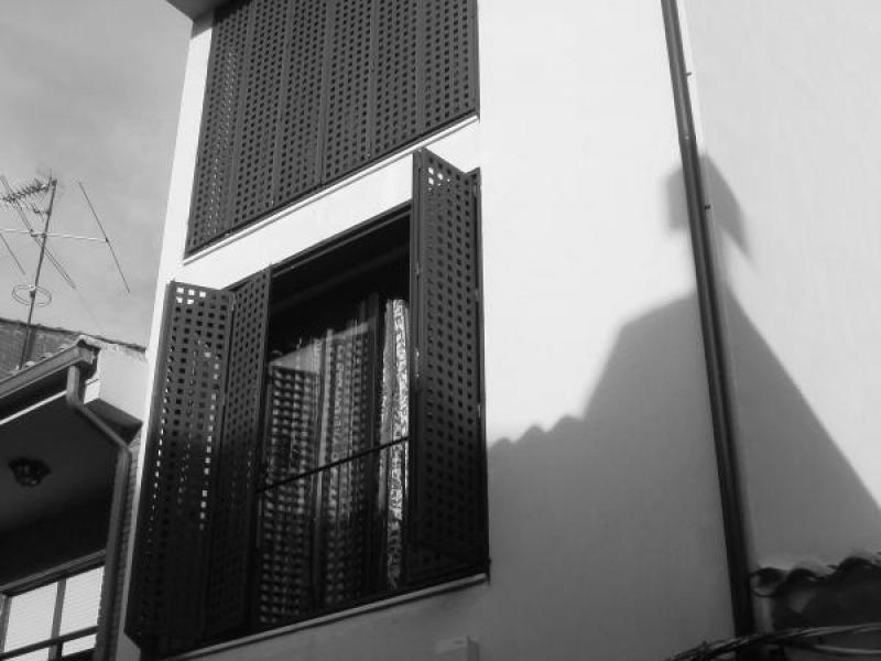 Ampliaci�n de edificaci�n existente: local comercial y vivienda unifamiliar entre medianer�as