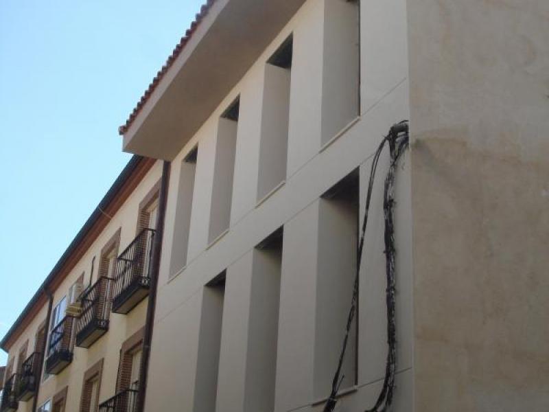 Edificio de tres viviendas, local comercial y s�tano